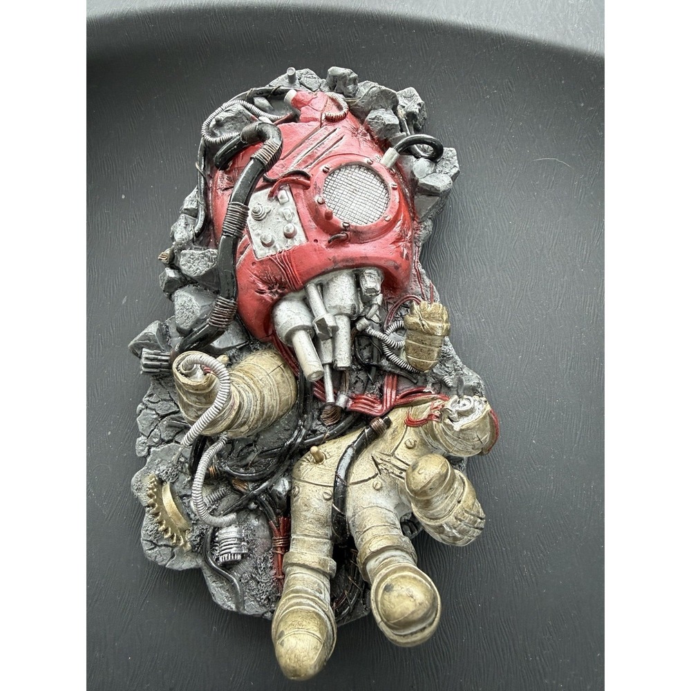 2001 Marvel Entertainment Comics Iron Man Battle Damaged Hand Wall Hook Hanger